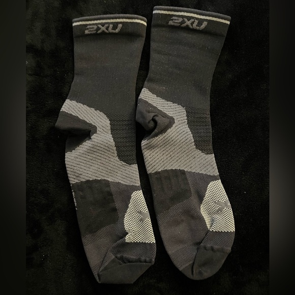 2XU Cycle Vectr Socks - Never worn - Picture 4 of 10